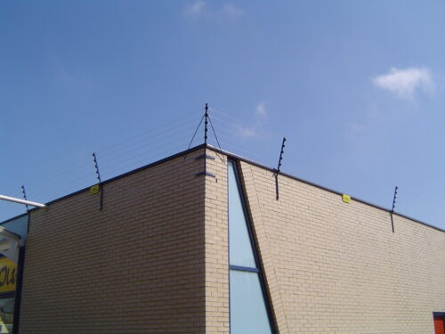 Beugel Topping/dakrand beveiliging 6 draads lengte 1 M. Prijs op aanvraag.